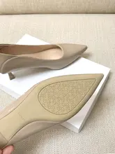 裸色の細ヒールパンプス【エナメル・春用・通勤・ミドルヒール・尖ったトウ】