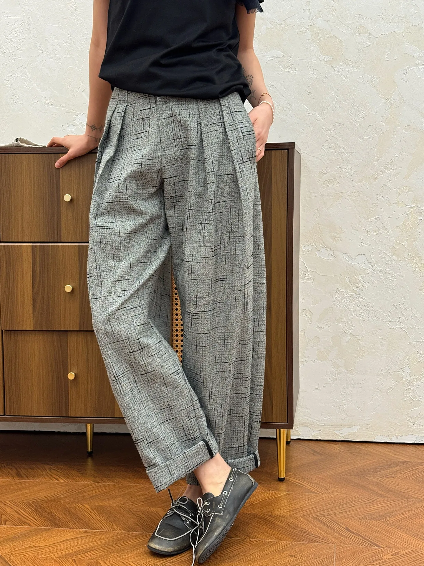 青パンツguと比べて、このグレーのストレートパンツは本当に優れているのか？