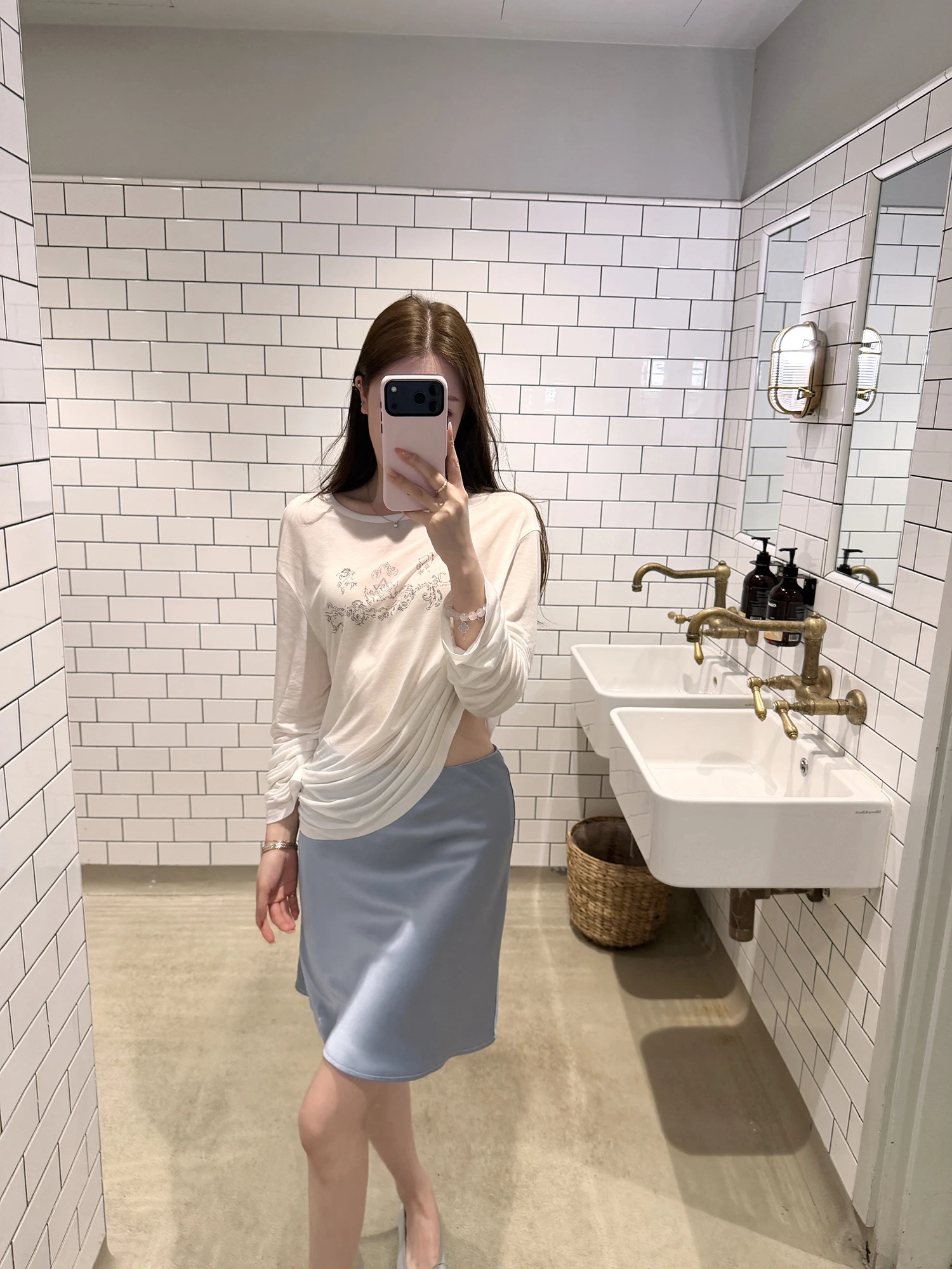 ツートンカラーのサテンプリーツスカート：中腰Aラインで日常を彩る