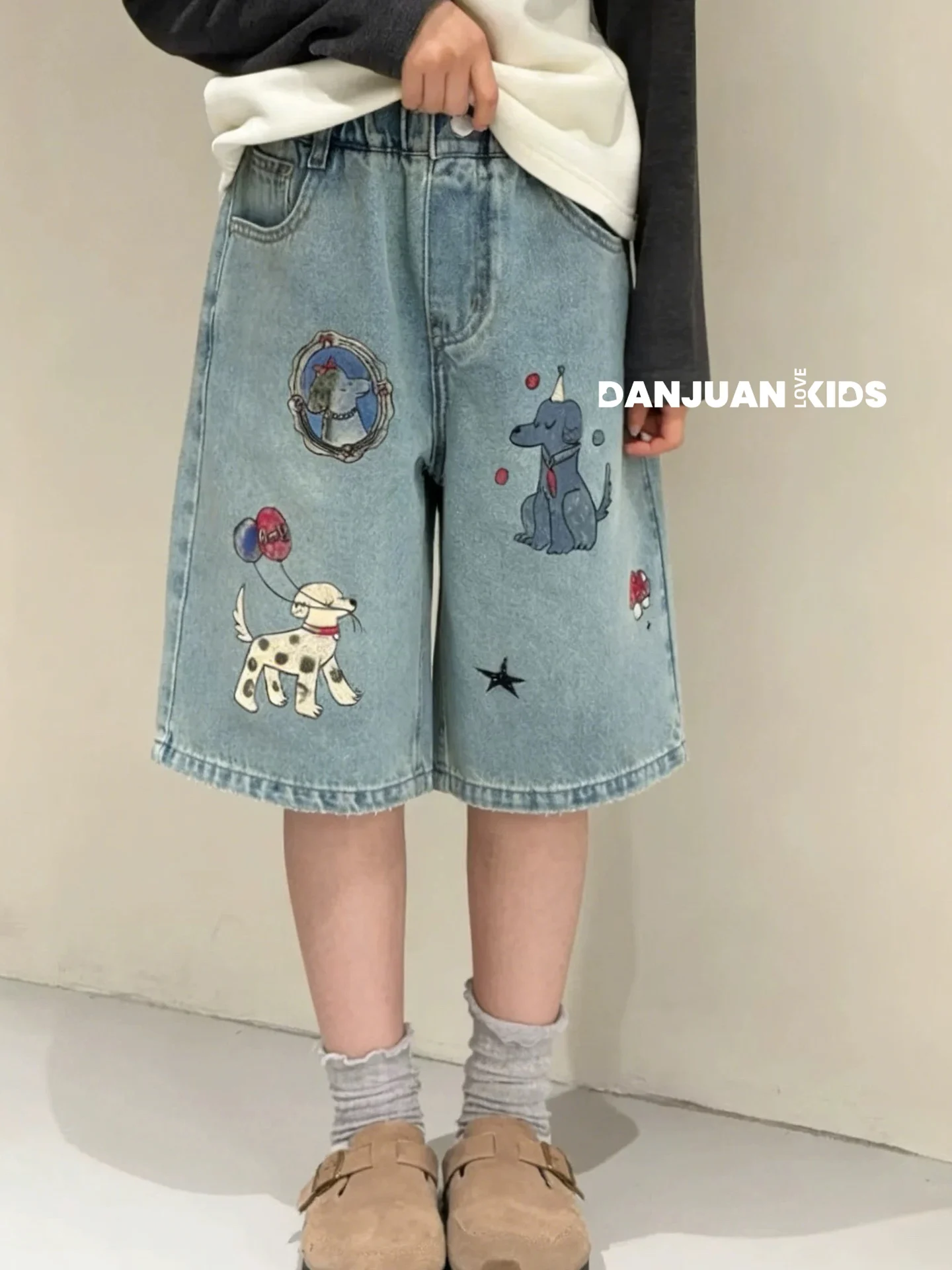 可愛らしいデザインの女の子用デニムパンツ【グラフィティ五分丈】：デニムファッションの若者向けスタイルガイド