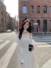 デザイン感ある肩出しトップス【女性用・フィット感・オフショルダー】