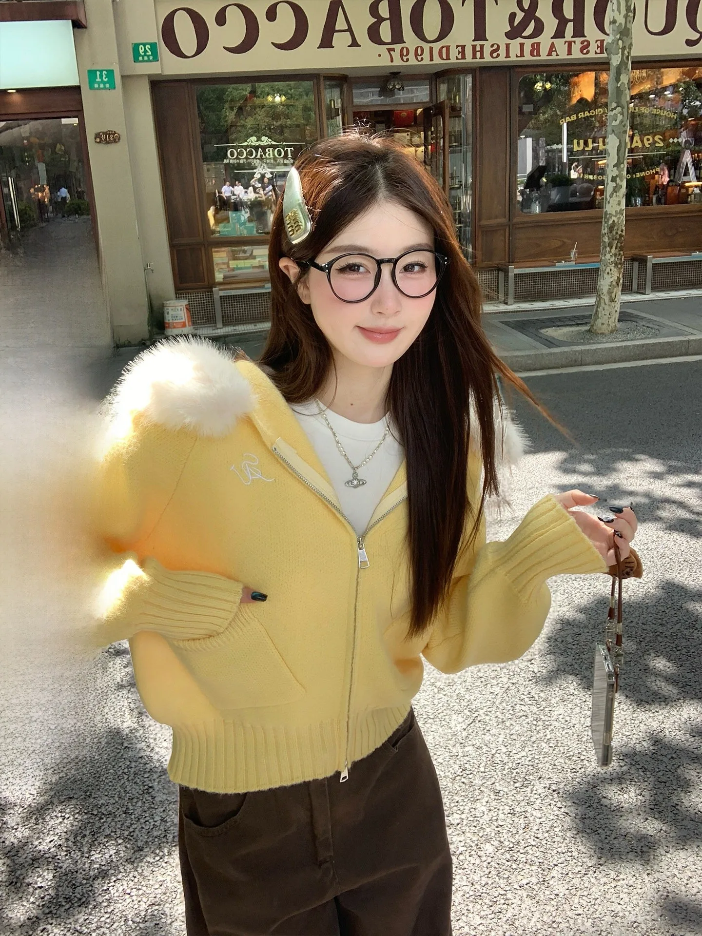 感漂うフード付きニット：ジッパーデザインで秋冬の着こなしを自由に