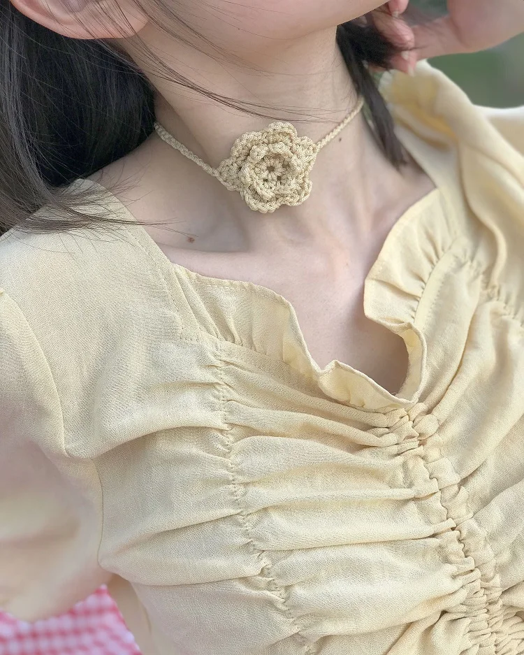 可愛い花のデザインの珍珠編み首飾り：高校生女性向けのシンプルで安価なデイリーファッション