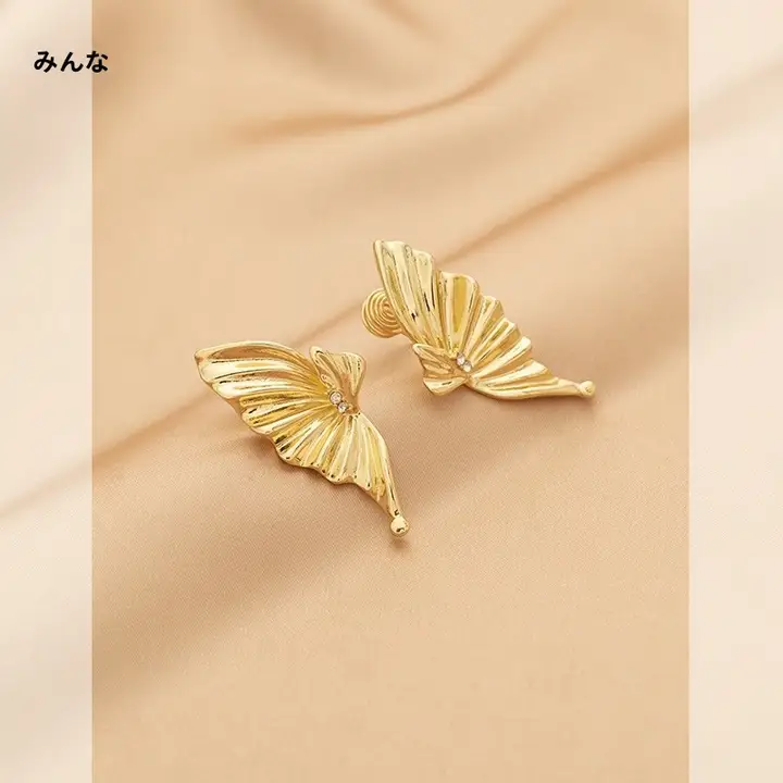 ユニークデザインのバタフライウィングイヤリング【メタリック・ノーピアス・女性用】