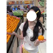 可愛らしい手描きのドゥーハウスタイルオフショルダーTシャツ【白・夏用・ゆったりフィット】