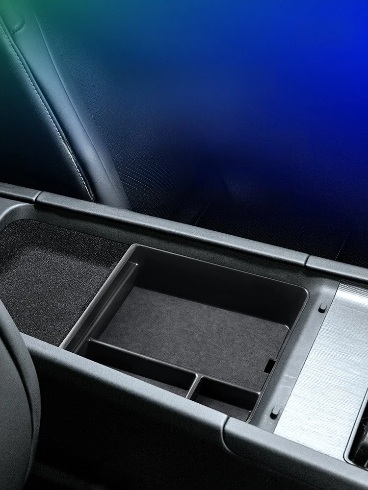 車中泊キットとは何か：アームレスト収納ボックスの実用性と設置方法