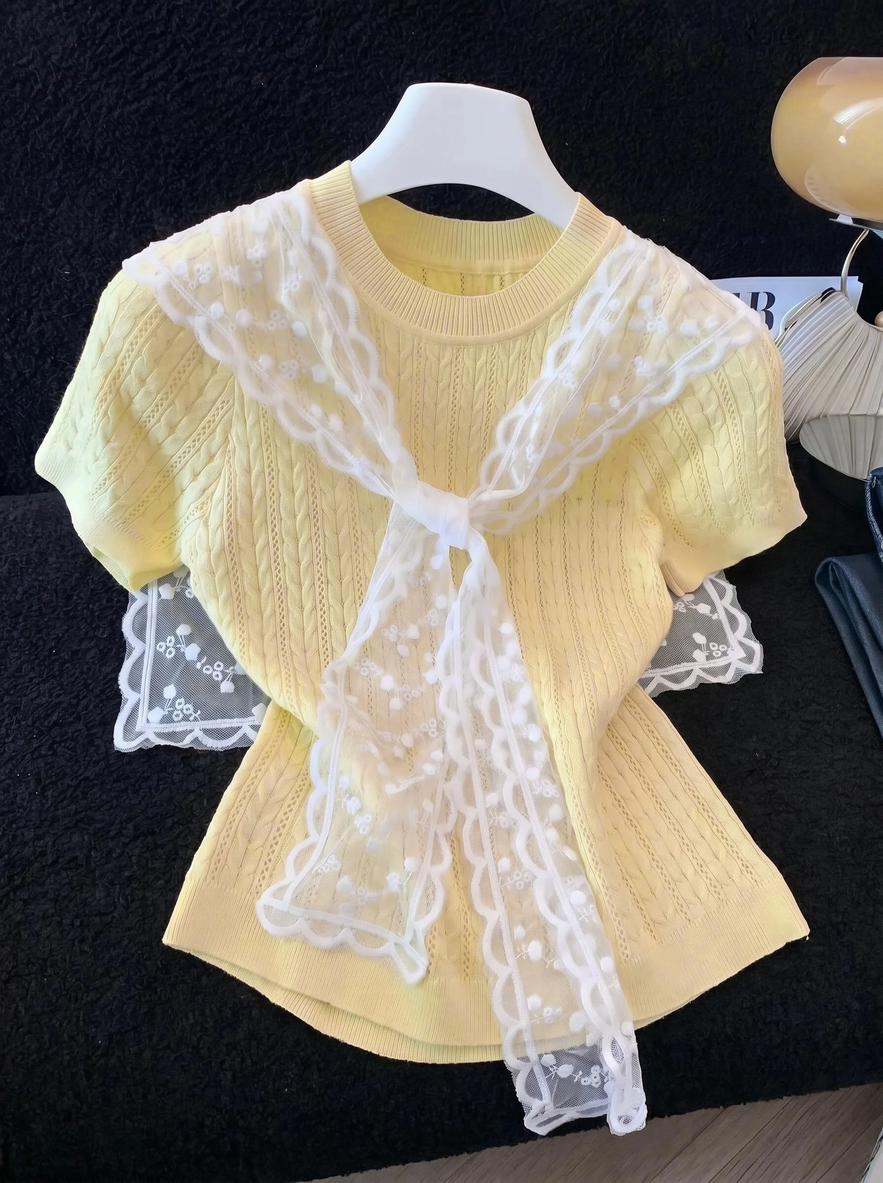 光沢感のあるクリーム色アイスシルクTシャツ：レディースフィットカーディガン付きの着用感と季節性