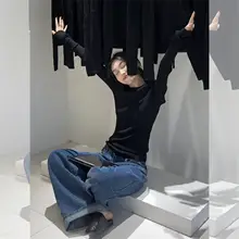 秋のスタイリッシュな黒のニットトップスとワイドデニムパンツ（セットアップ対応）