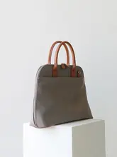 牛革使用のカジュアルな餃子型ショルダーバッグ【ハンドル付き・トラベル用・通勤対応】