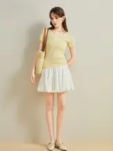 実用的なウールニットUネックトップスとバレエ風フレアスカート（セットアップ対応）