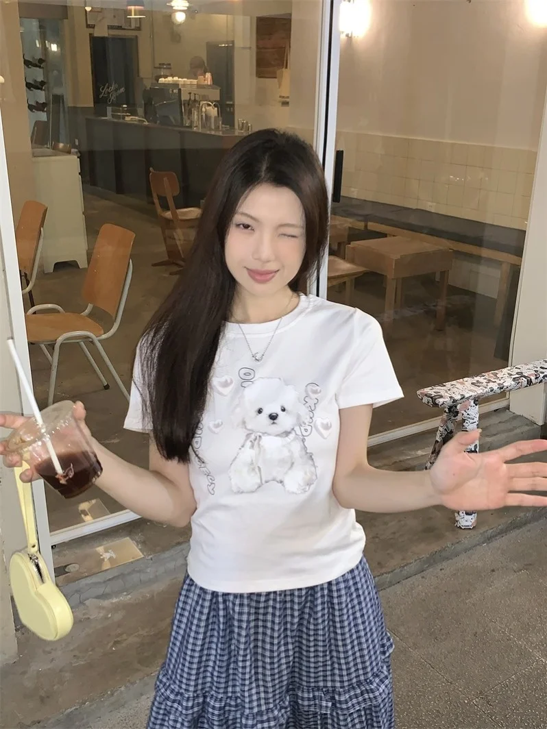 小犬プリント 白い短袖Tシャツ：レディース向けスタイリッシュな春夏ファッション