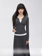 シンプルな二重襟デザインの長袖トップスとスカート秋用セットアップ対応