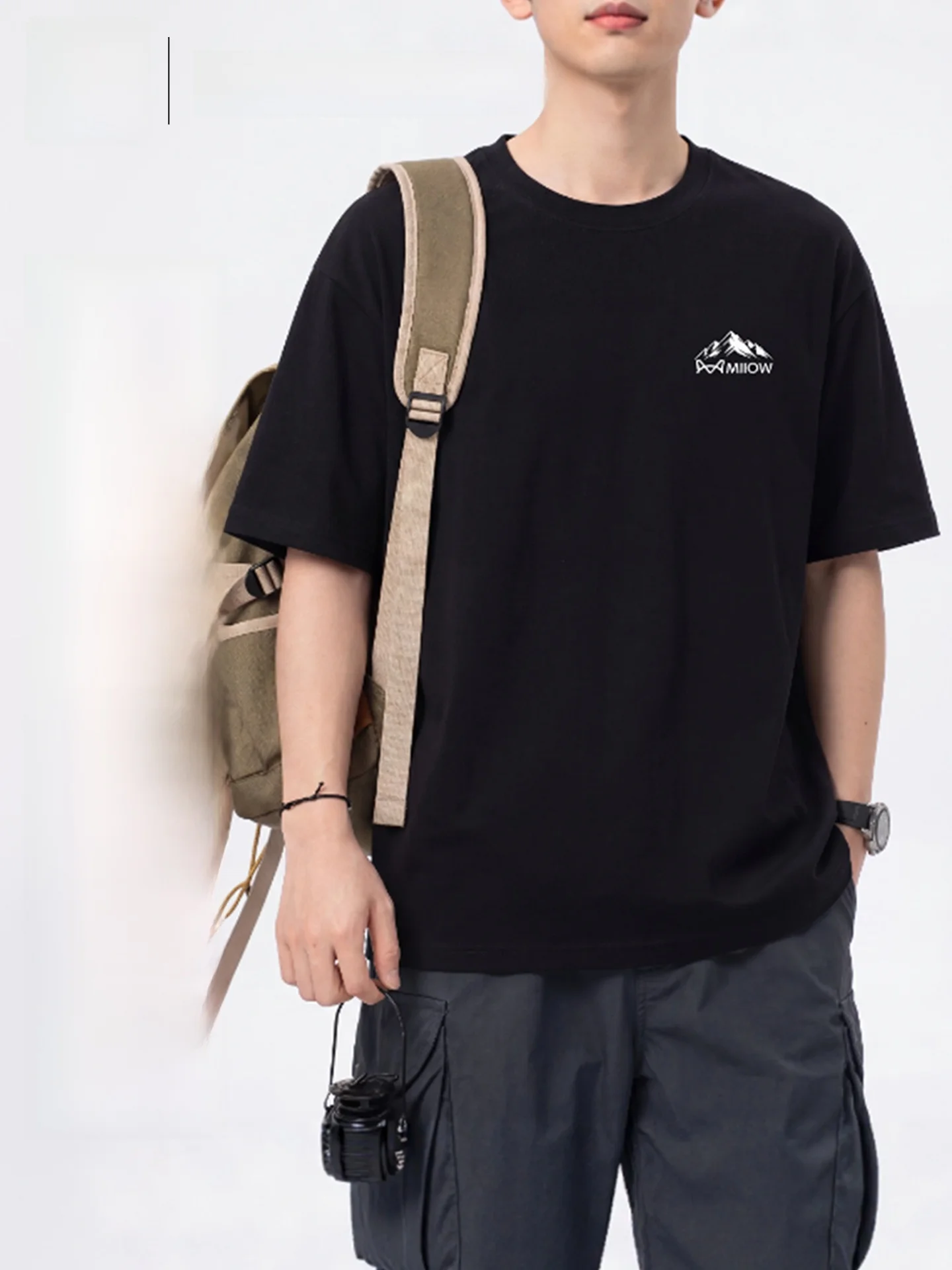 40代の男性にぴったりなTシャツは、無地の黒Tシャツを選ぶべき？