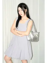 シンプルな大Uネック無袖トップスと花苞スカートのワンピース（セットアップ対応）