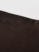 秋冬に最適なヴィンテージ風ニットベストとハイネックTシャツの重ね着スタイル（セットアップ対応）