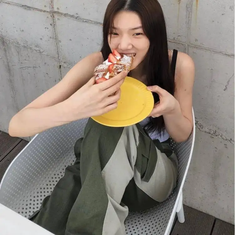 韓国ストリート女子が愛する、ビンテージ風のワイドパンツは今、日本のストリートスタイルにどう影響を与えているの？