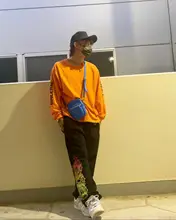 オレンジ色のゆったりとした長袖Tシャツ【ヴィンテージ風・ウォッシュ加工】
