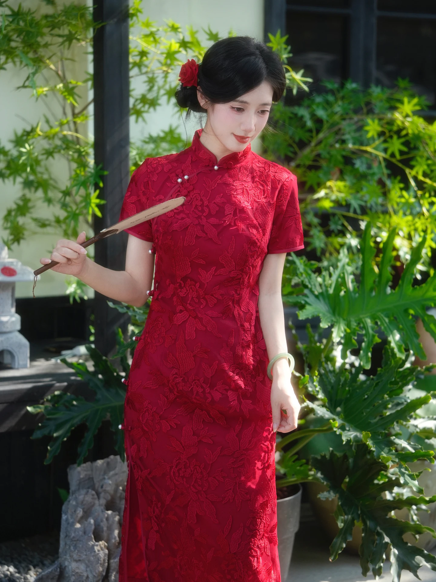 中国婚礼衣装の種類を教えてください：上品な赤いチャイナドレスの特徴と実用性