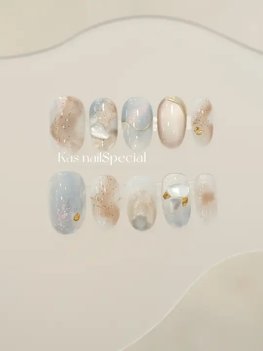 涼しさを感じる高級感ある手作り貝母デザインのネイルアート【青みがかったグラデーション】