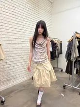華やかなプリントのキャミソールタンクトップ