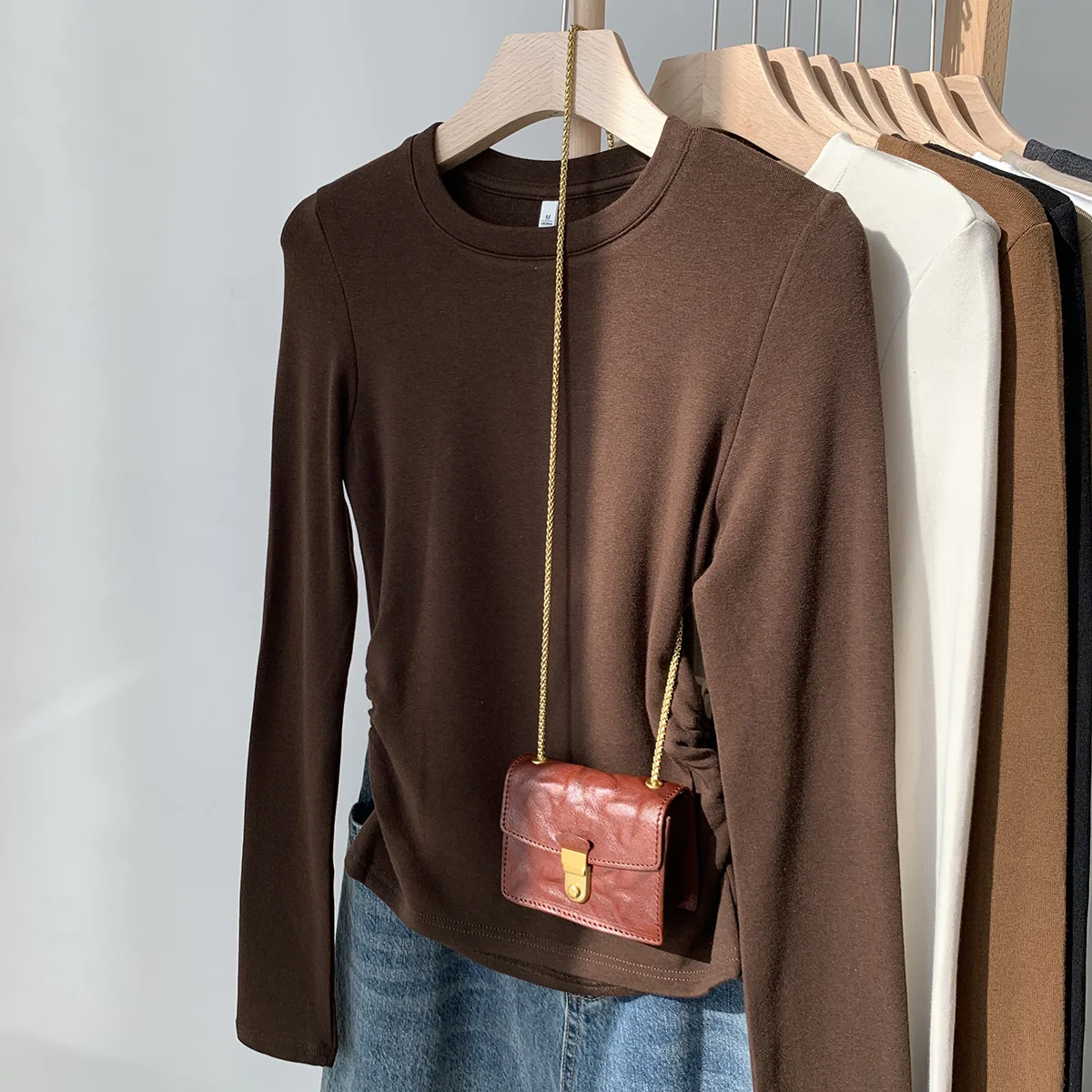 通勤スタイルで失敗しないTシャツの下に着る長袖は？デザイン性とフィット感のバランスが鍵