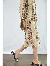 オリジナルデザインの浮彫刺繍 コーデュロイブラウスとスカート（セットアップ対応）