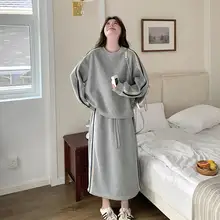 グレーのストライプスウェットシャツ【ラフなデザイン・ラウンドネック・ミディスカート・春用】（セットアップ対応）