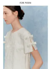 花柄テクスチャーとリボン付きの半袖プリーツワンピース【クラシックデザイン】