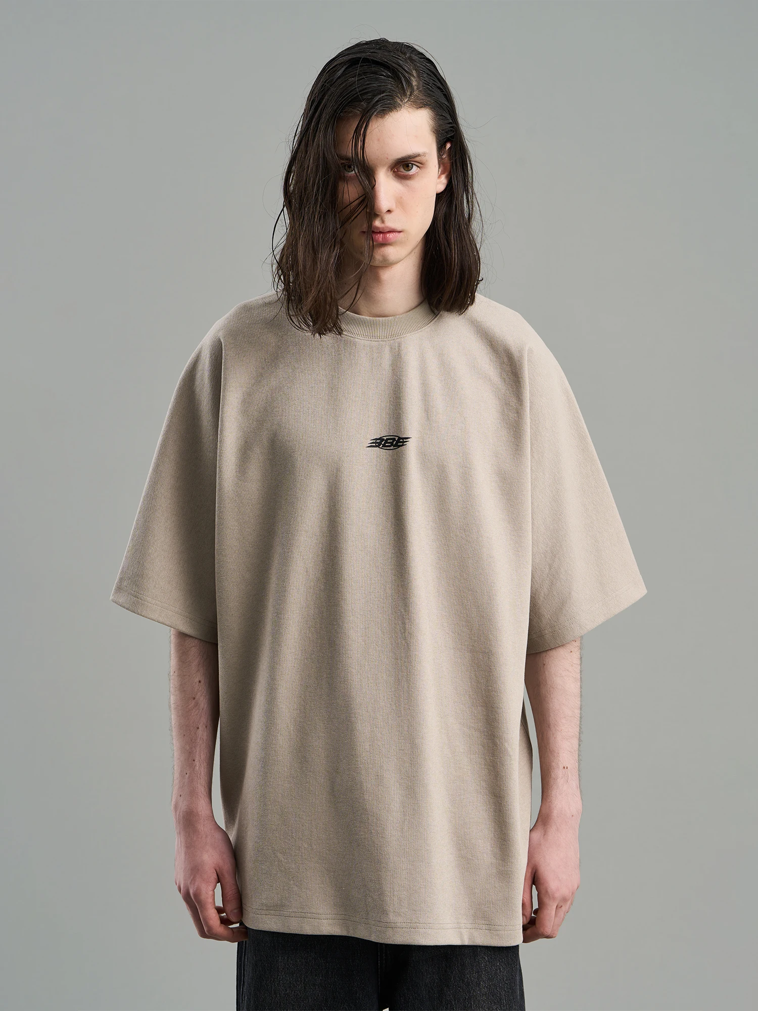 BLINDNOPLAN B7シリーズ ロゴTシャツ メンズ：ビビッドカラー カットソーの実用性と価格分析