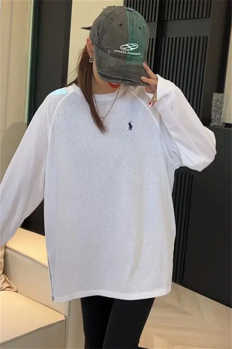 刺繍デザインの春用トップス【シンプル・女性用・オシャレ】