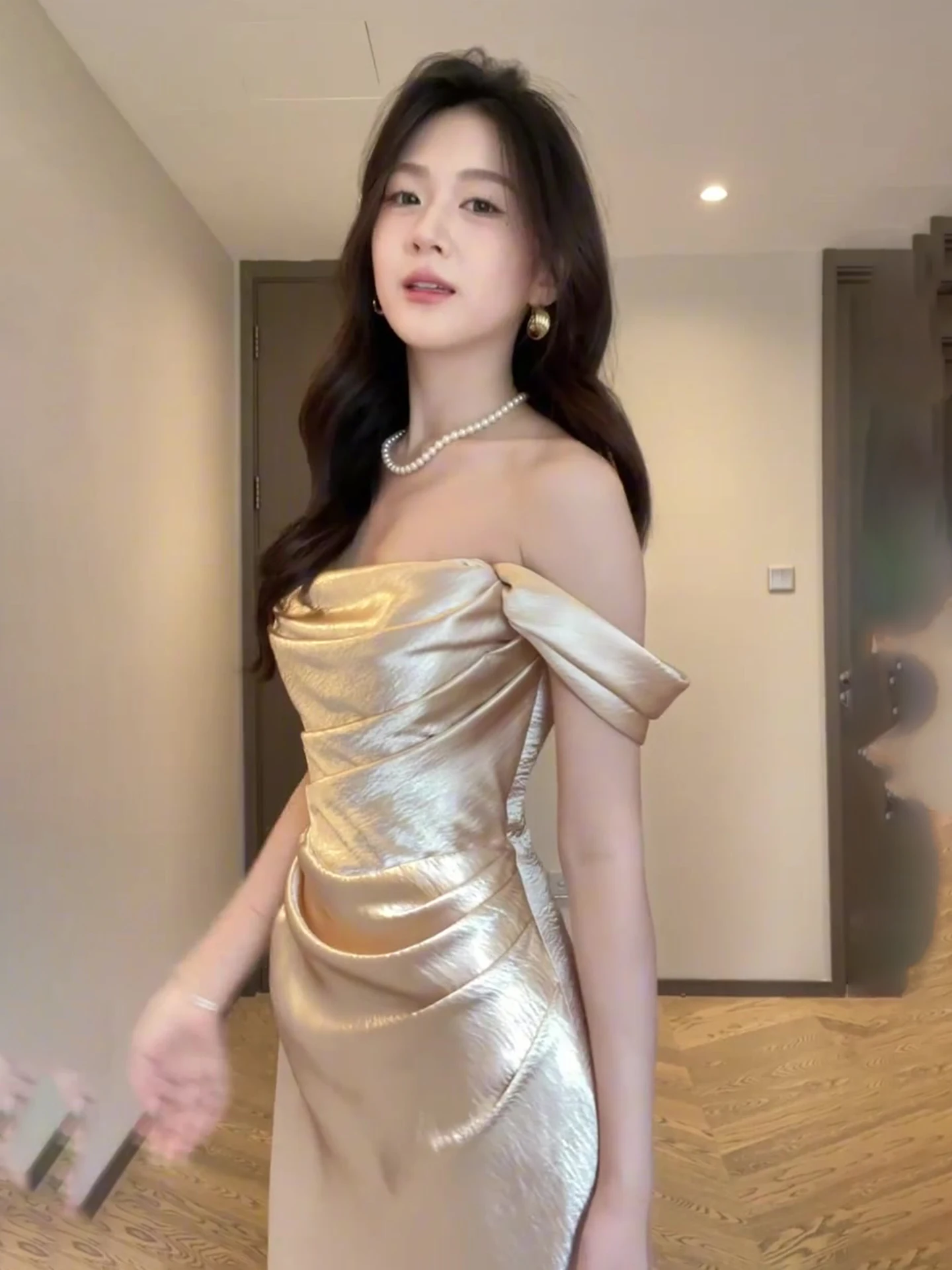 結婚式 ゲスト ワンピース どう選ぶ？香槟色の新婦敬酒服が意外に人気な理由とは