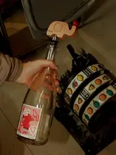 遊び心あふれるデザイン！クルミの木製ワインボトル栓【防酸化・インテリア装飾用】