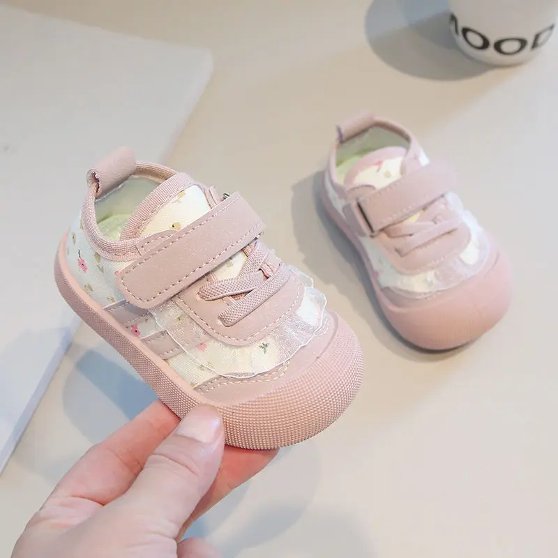 1歳と1歳半の足のサイズがわかる！赤ちゃんの靴選びに役立つ、実際のサイズと選び方のすべて
