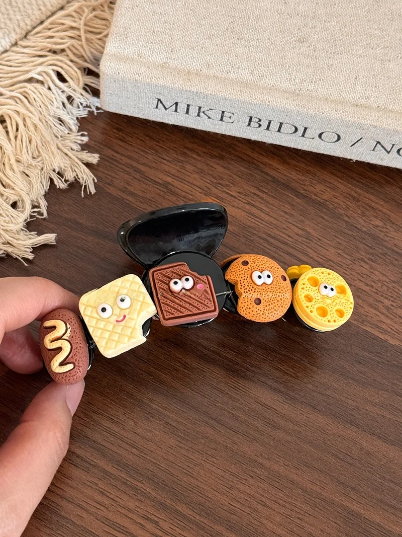 かわいいクッキー型カチューシャ：女性向けカジュアルデザインの実用性と着こなしの幅