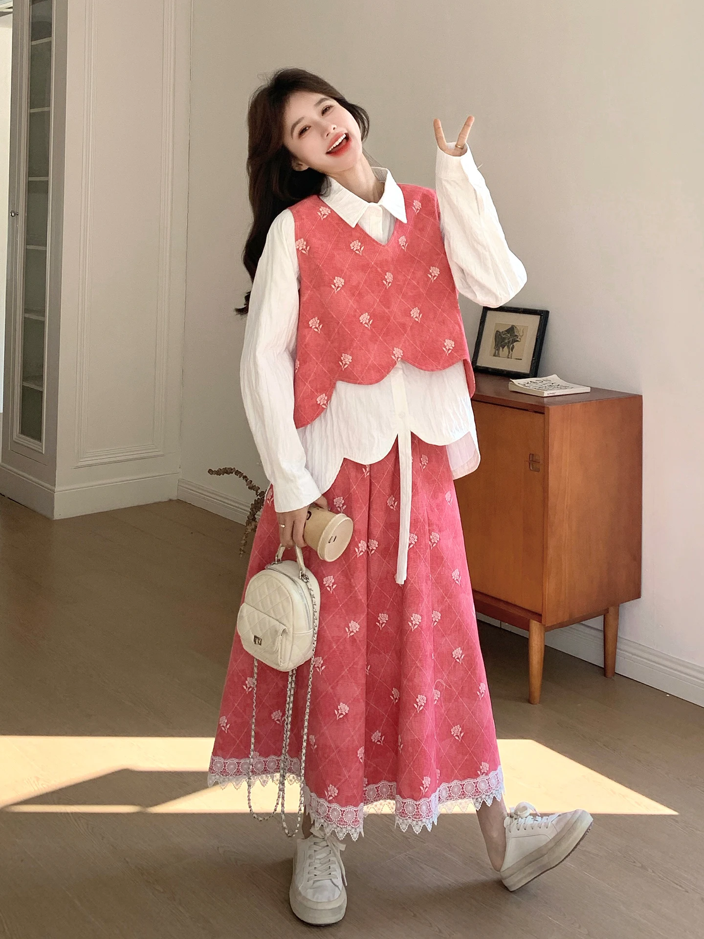 4月半ばに着る赤い花柄スカート＆ベスト＆シャツセット：フレンチスタイルの春の着こなしガイド