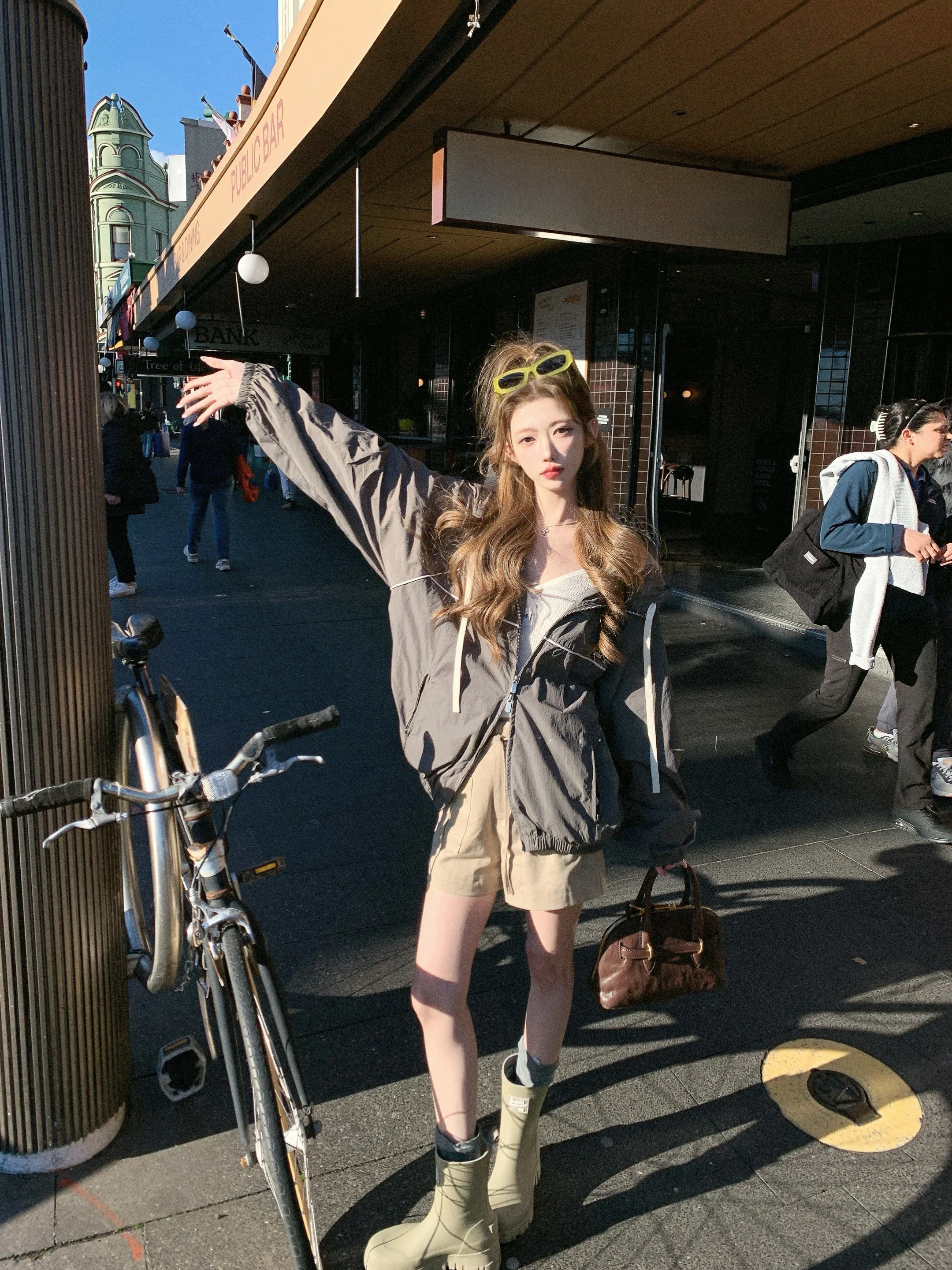 オーバーサイズのスポーツアウトドアジャケット【フリーダム・女性用】：20代後半と50代後半女性の日常シーンに最適な機能性を解説