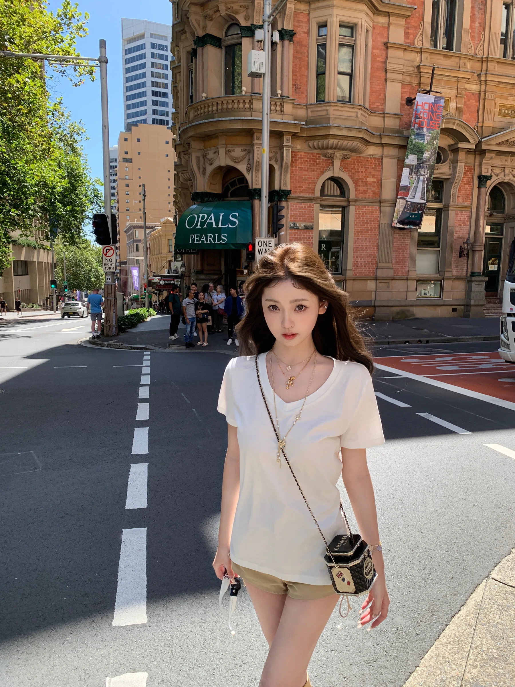 20代後半女性が選ぶ、通勤とカフェで使える「白いTシャツ」はどれがベスト？