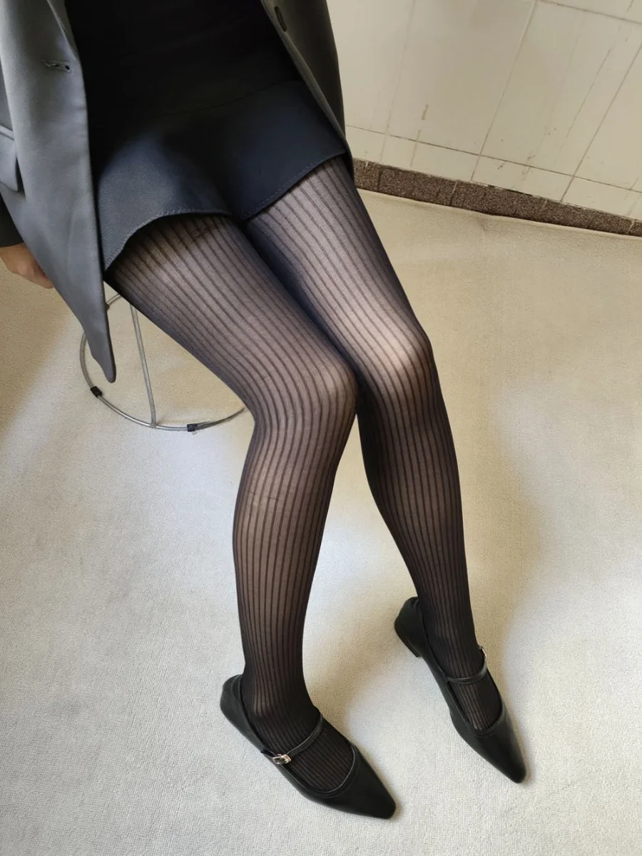 ストライプ柄のシースルーニーハイソックスは、本当に美脚効果があるのか？