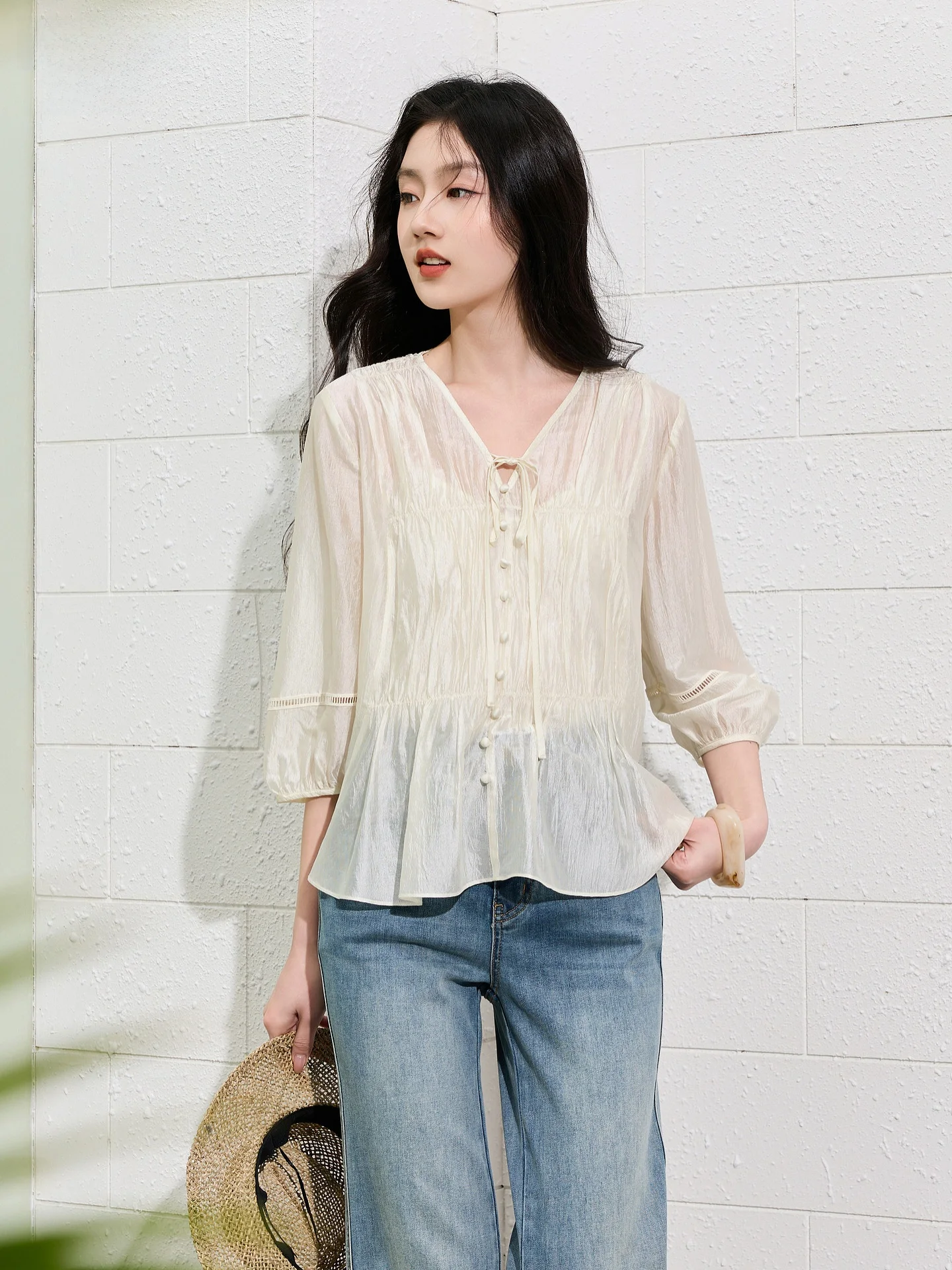 夏服 ウェーブ で失敗しない選び方は？三彩のプリーツトップスが教えてくれたこと