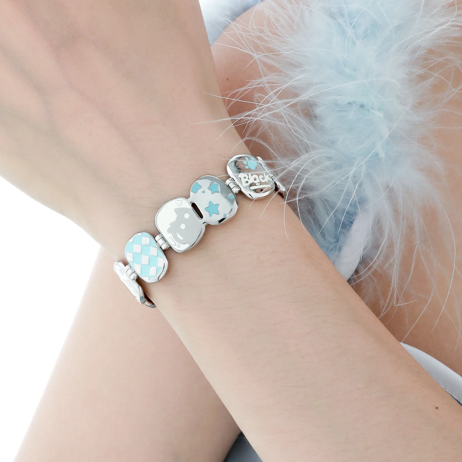 猫モチーフのブレスレット：オリジナルデザインで甘くてクールな印象を実現