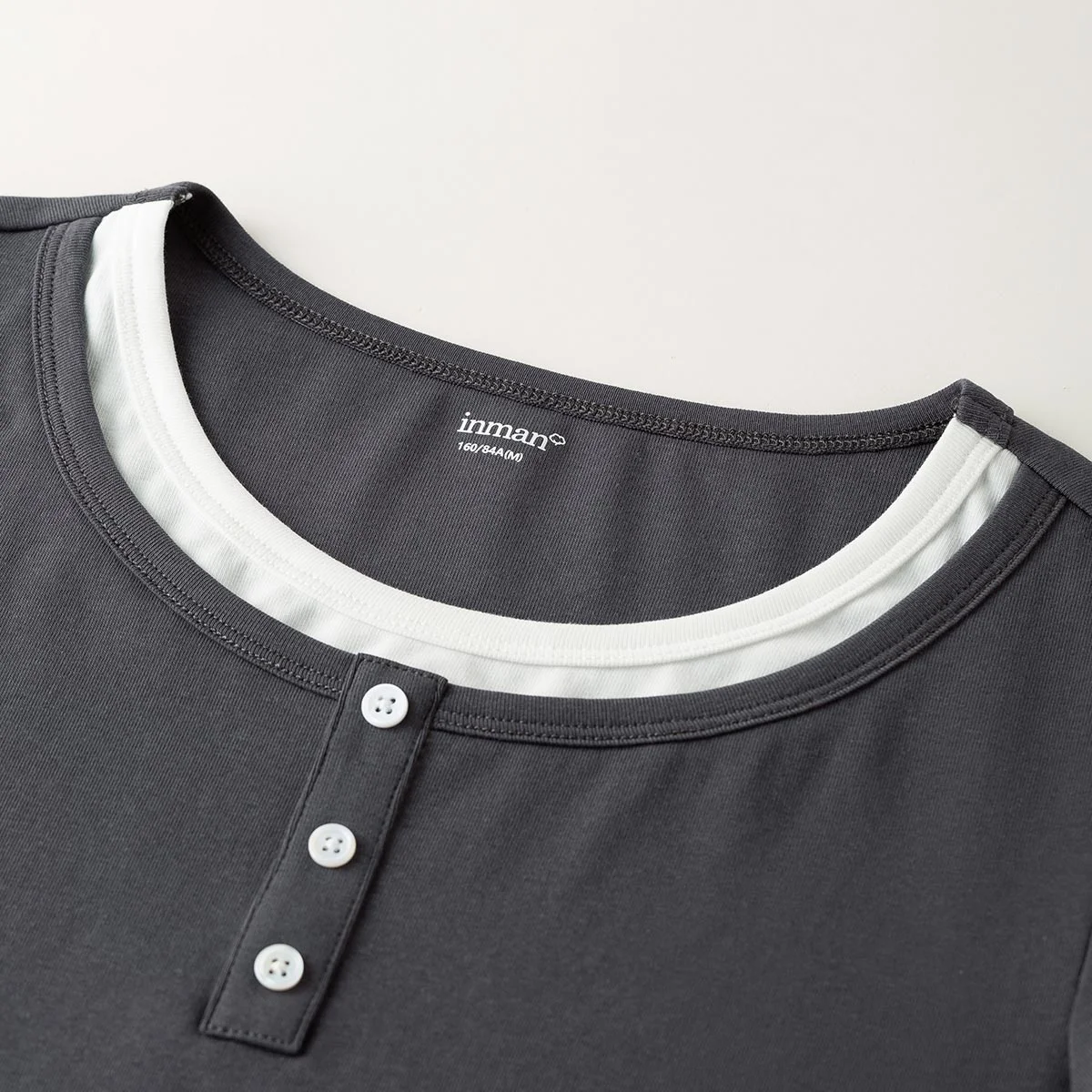 長袖Tシャツをどう選ぶ？カジュアルな日常に合う「トーンの異なるデザイン」が今、注目されている理由