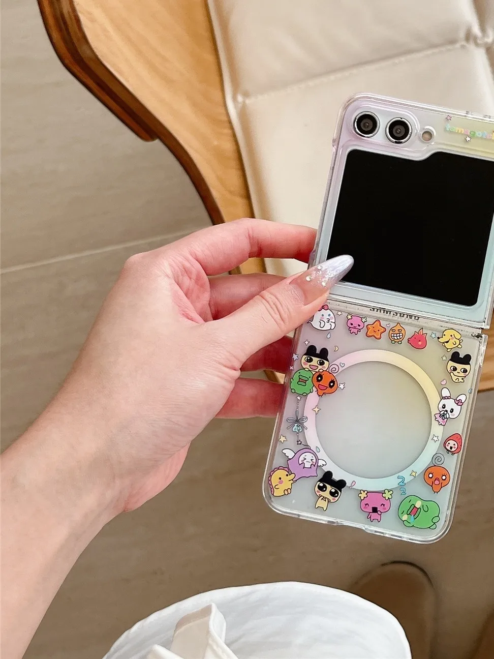 おもしろ スマホケース どうやって選ぶ？カラフルな小怪獣が魔法をかける「マグネット吸着スマホケース」の本当の魅力とは