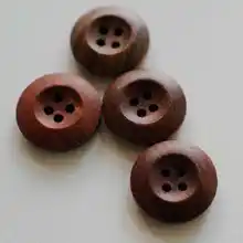木製の赤褐色内凹ボタン【磨き仕上げ・十九ミリ】