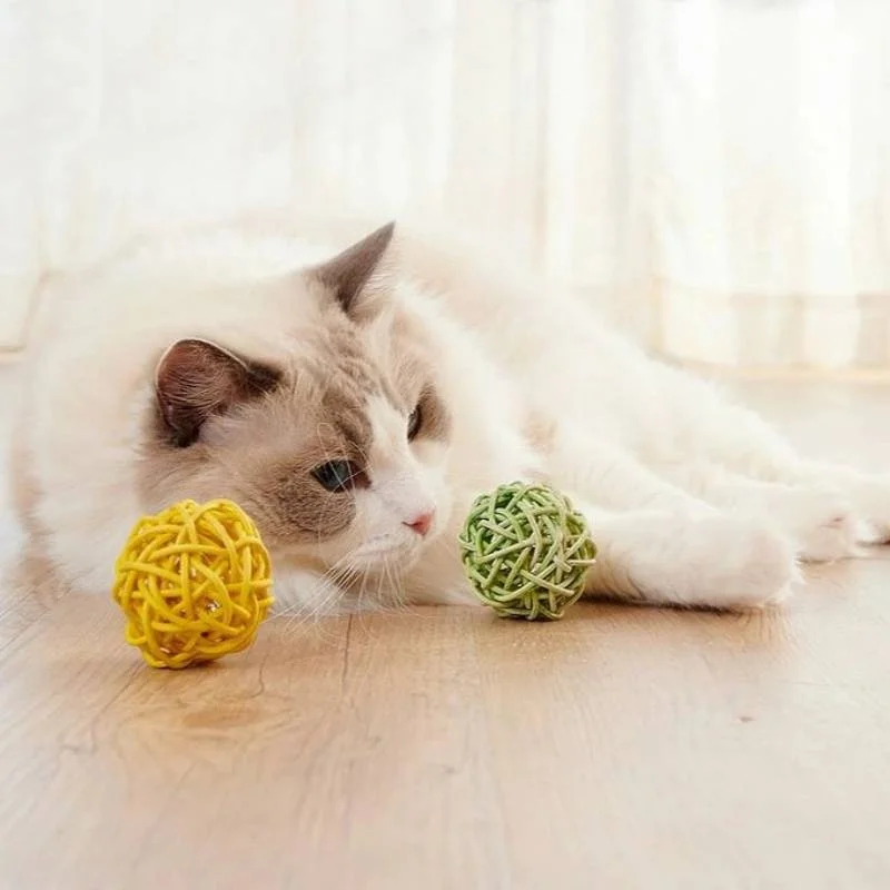 手編みの三色ボール付き猫のおもちゃ：音が出るベル・噛む用の藤木製遊び道具