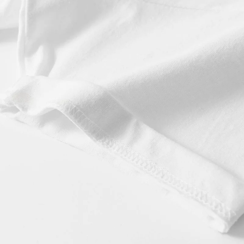 cropped t shirt は本当に夏に着るべきなのか？その答えを、1枚の白いコットンTシャツで見つける