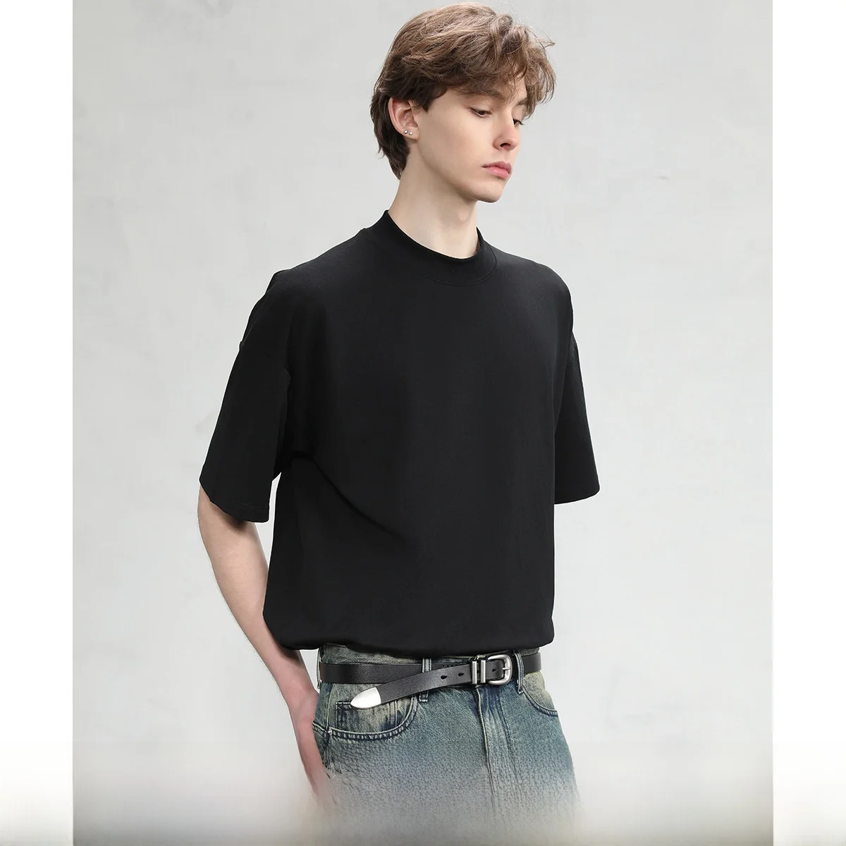 シャツが似合う骨格に応じた着こなし：背面ボーンステッチ中衿Tシャツの選定ガイド