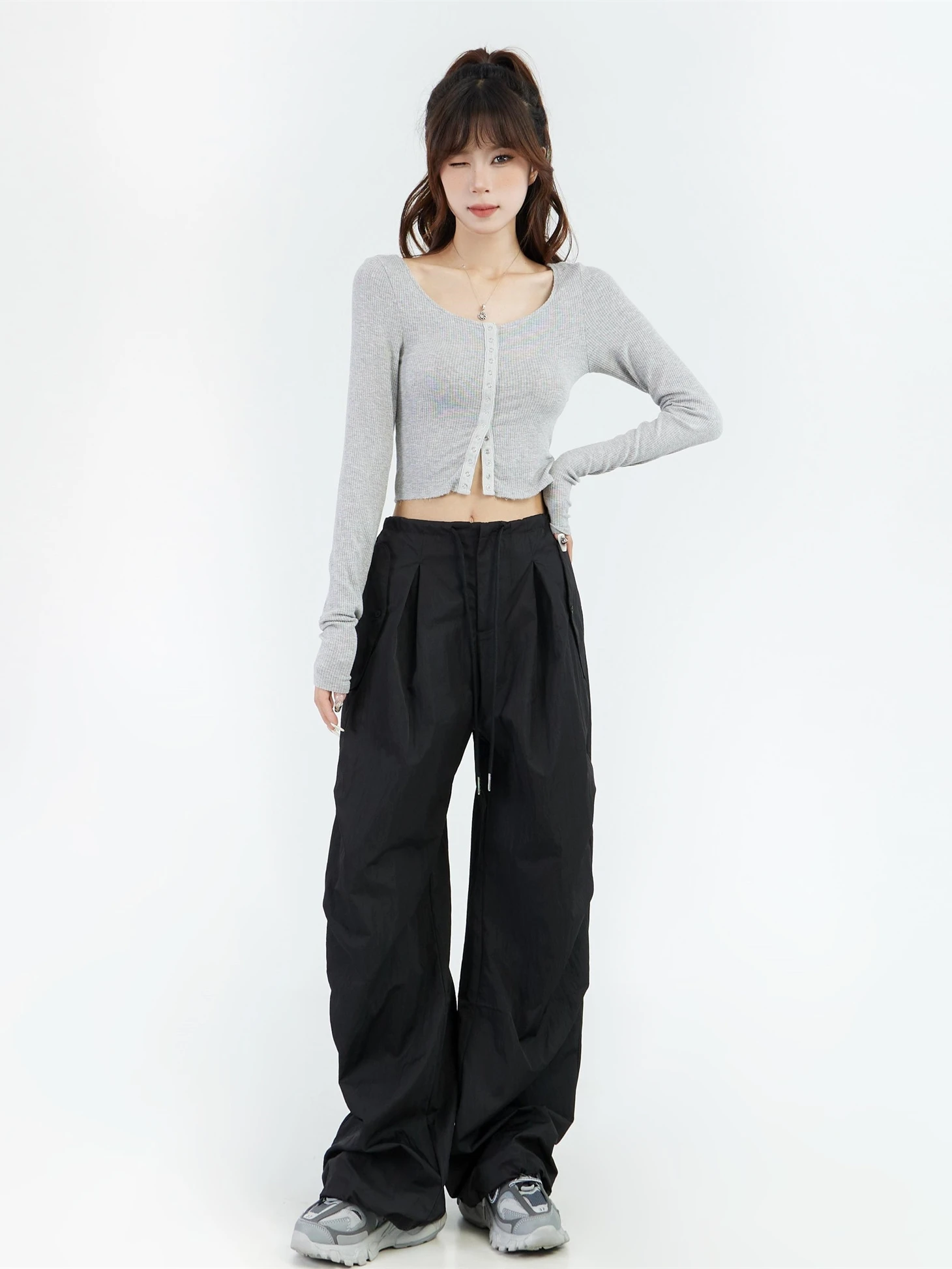 カーゴパンツ コーデ レディースの悩みを解決する黒いストレートパンツの完全ガイド