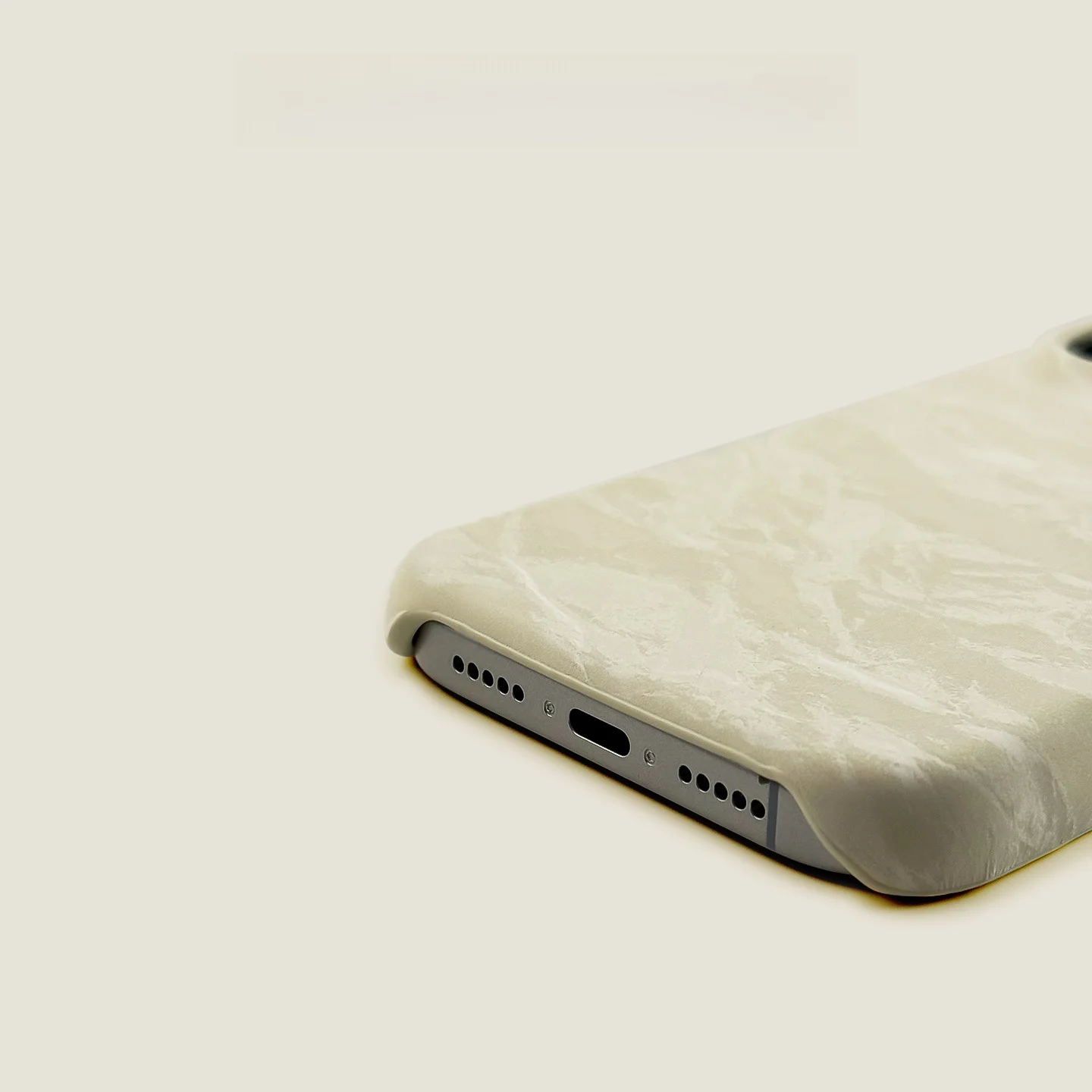 抹茶グリーンのベルベットiPhoneケース：量産スマホケース選びにおける高級感と保護性能の実証