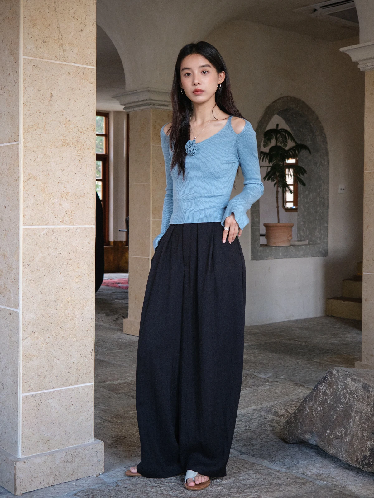 ピンク パンツ と ルージュパンツ で悩むなら、今こそ選ぶべき「ボタニカルローズ柄リネン混合ランタンパンツ」は？