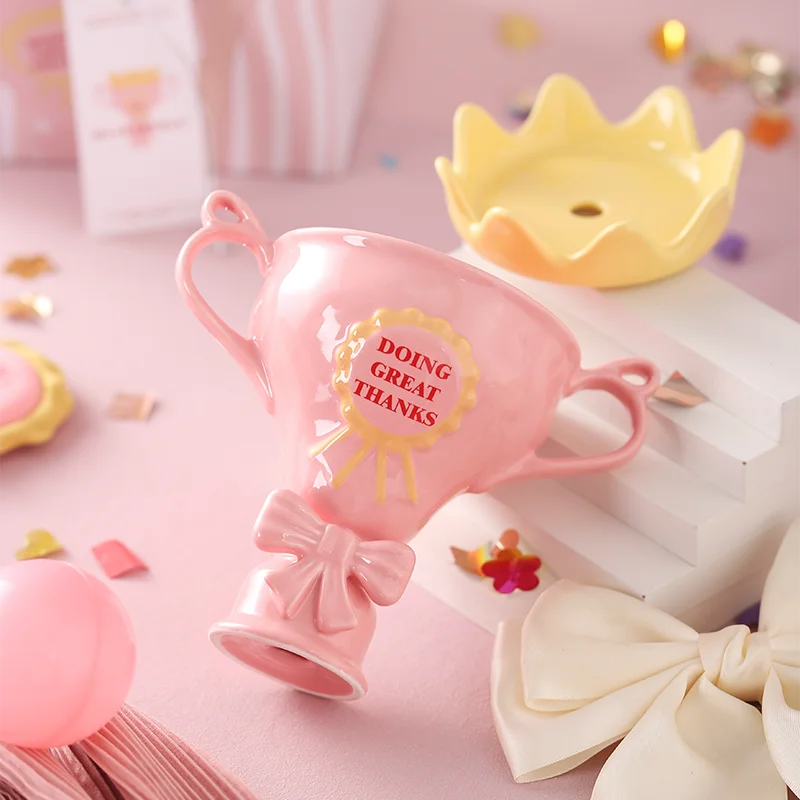 美しいデザインの陶器製マグカップ【ふた付き・ストロー付き・女王賞トロフィー】の実際の性能と使い方